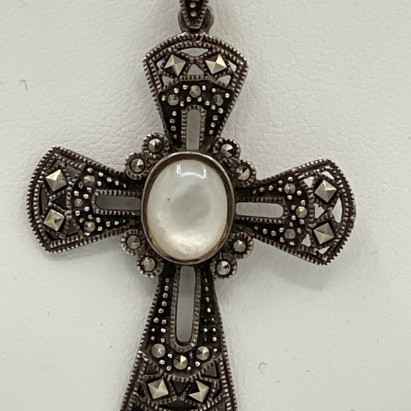 925 STERLING SILVER MOTHER OF PEARL & MARCASITES CROSS PENDANT - Picture 3 of 9